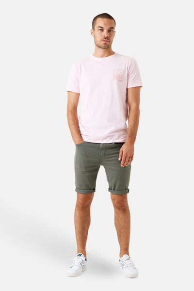 T-shirt rose à manches courtes de GARCIA, avec motif graphique sur la poitrine, porté avec un short vert.

