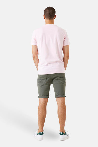 T-shirt à manches courtes rose de GARCIA, porté avec un short olive et des baskets blanches, vue de dos.
