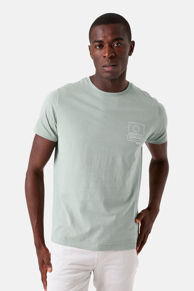 Kaki T-shirt met korte mouwen van GARCIA, met een witte grafische print op de borst.