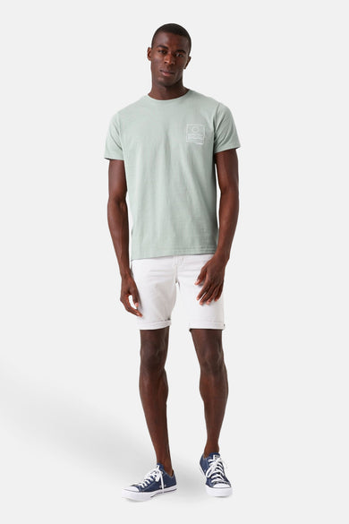 Kaki T-shirt met korte mouwen van GARCIA, met een print op de borst, gedragen met een witte korte broek.