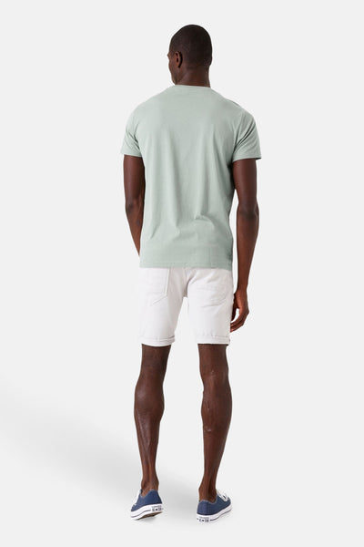 Kaki T-shirt met korte mouwen van GARCIA, gedragen met een witte korte broek en marineblauwe sneakers, achtergezicht.