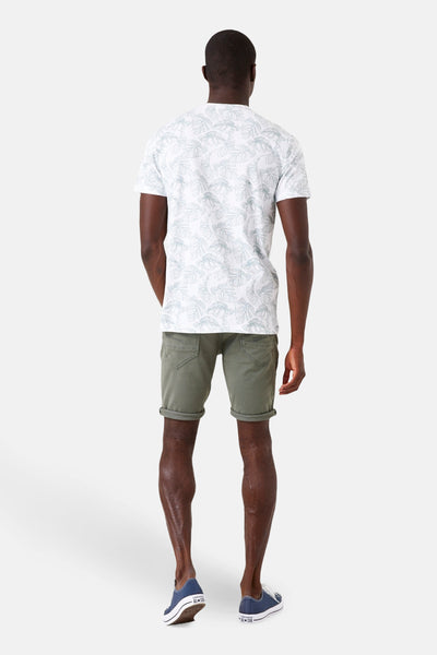 T-shirt à manches courtes blanc de GARCIA, avec un imprimé de feuilles, porté avec un short vert olive.