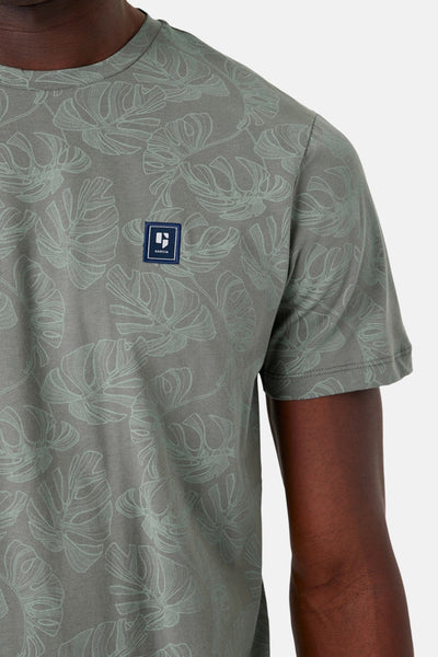 Kaki T-shirt met korte mouwen van GARCIA, lichtgroen tropisch bladmotief.