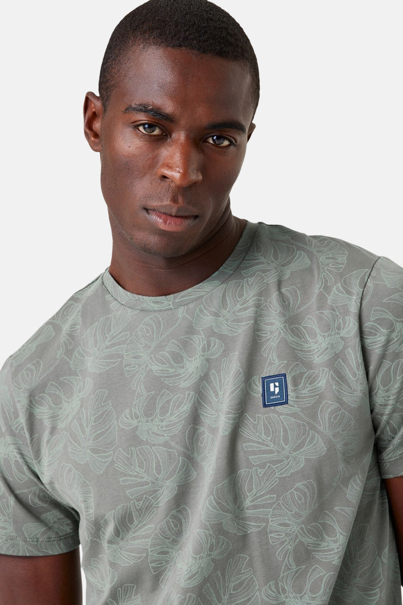 T-shirt kaki à manches courtes de GARCIA, avec un motif de feuilles tropicales ton sur ton.
