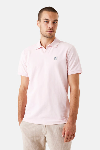 Polo rose à manches courtes de GARCIA, avec un petit logo carré sur la poitrine.