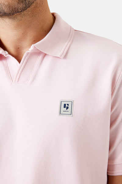 Roze poloshirt met korte mouwen van GARCIA, met een vierkant logo op de borst.