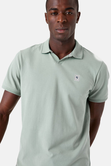 Polo à manches courtes kaki de GARCIA, avec col ouvert et petit logo carré.
