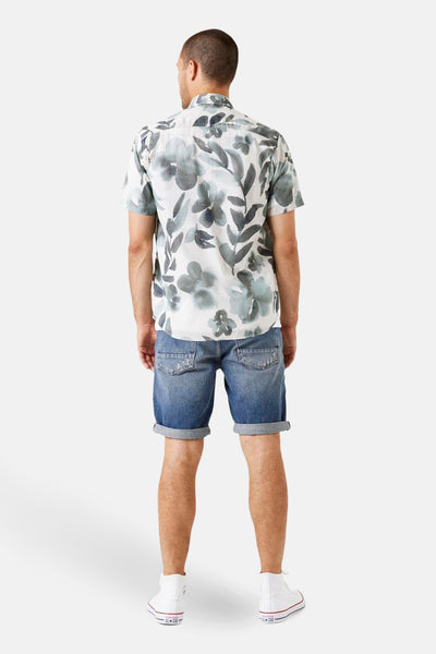 Chemise à manches courtes grise par GARCIA, avec un motif floral et porté avec un short en jean.