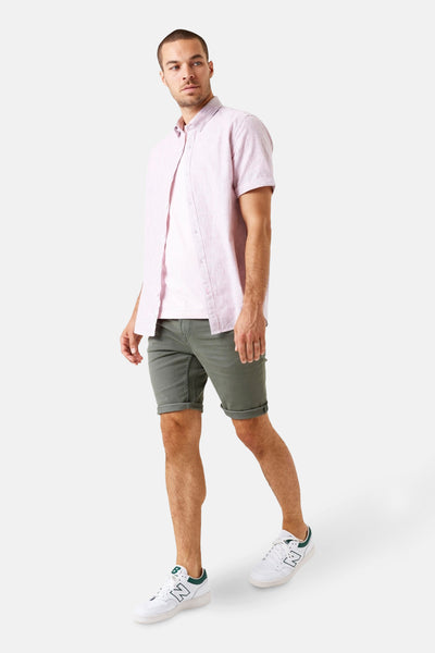Chemise à manches courtes rose par GARCIA, portée ouverte sur un t-shirt clair et un short vert olive.
