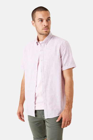 Chemise à manches courtes rose rayée de GARCIA, portée sur un t-shirt rose et un pantalon vert olive.