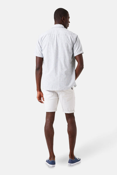 Chemise à manches courtes verte par GARCIA, avec un motif texturé subtil, portée avec un short blanc.