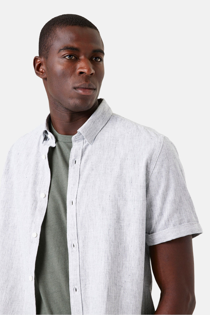 Chemise à manches courtes verte, par GARCIA, sur un t-shirt vert uni, avec motif texturé subtil.