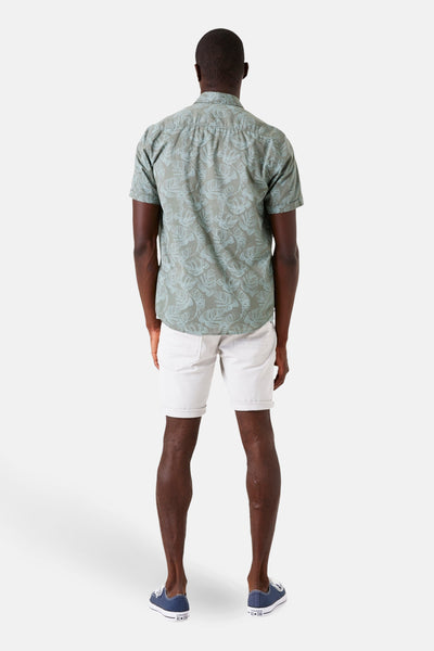Chemise à manches courtes kaki de GARCIA, avec motif de feuilles et porté avec un short blanc.