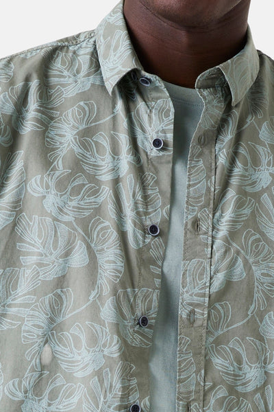 Kaki overhemd met bloemenprint van GARCIA, met kraag en donkere knopen, gedragen over een effen T-shirt.