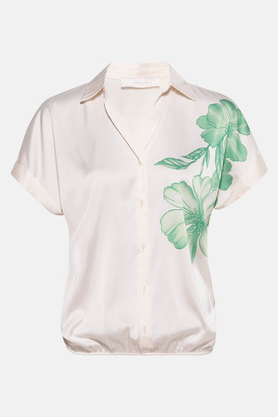 Ecru blouse met korte mouwen van AMÉLIE ET AMÉLIE met een groen bloemenpatroon.