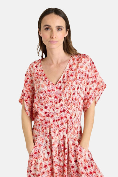 Multikleuren jurk met korte mouwen van Le Temps des Cerises, met een rood bloemenpatroon en zakken.