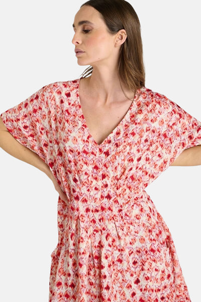 Multikleuren korte mouwen jurk van Le Temps des Cerises, met bloemenprint en V-hals.