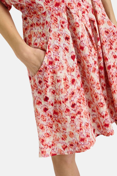 Multikleuren jurk met korte mouwen van Le Temps des Cerises, met bloemenprint en zijzak.