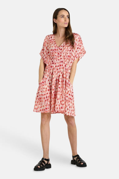 Multikleuren jurk met korte mouwen van Le Temps des Cerises, met een bloemenpatroon en zijzakken.
