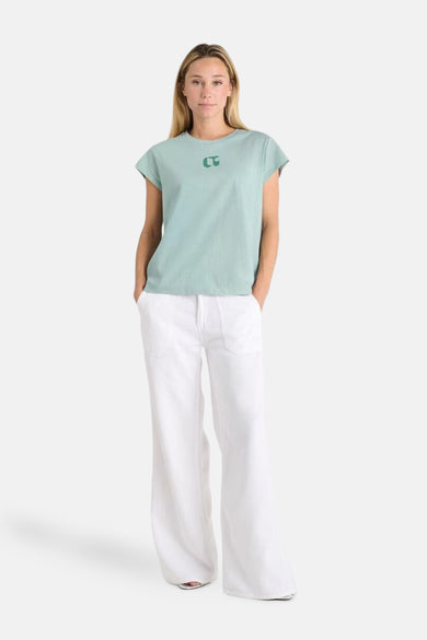 Blauw T-shirt met korte mouwen van Le Temps des Cerises met geborduurd logo op de borst.