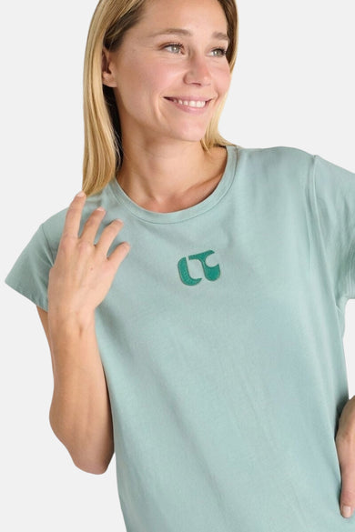 T-shirt bleu à manches courtes de Le Temps des Cerises avec logo brodé sur la poitrine.