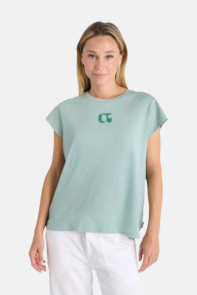 T-shirt à manches courtes bleu de Le Temps des Cerises avec un logo discret.