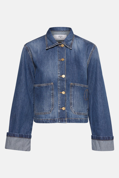 Veste courte en denim bleu moyen de Le Temps des Cerises, avec poches plaquées et boutons dorés.
