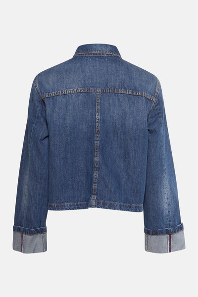 Veste courte en denim bleu moyen de Le Temps des Cerises, vue de dos, avec revers aux poignets.