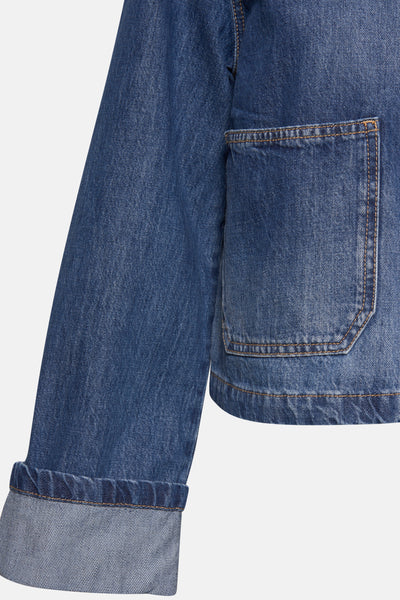 Veste courte en denim bleu moyen de Le Temps des Cerises, avec poche poitrine et manche retroussée.