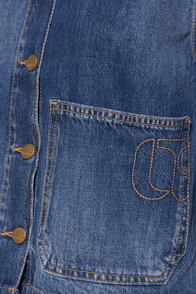 Veste courte en denim bleu moyen de Le Temps des Cerises avec poche poitrine à motif brodé.