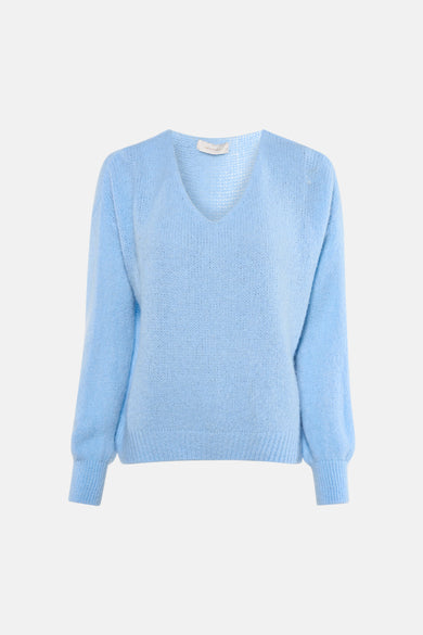 Pull à col en V bleu d'AMELIE ET AMELIE, en maille duveteuse, avec une encolure dégagée et des manches longues.
