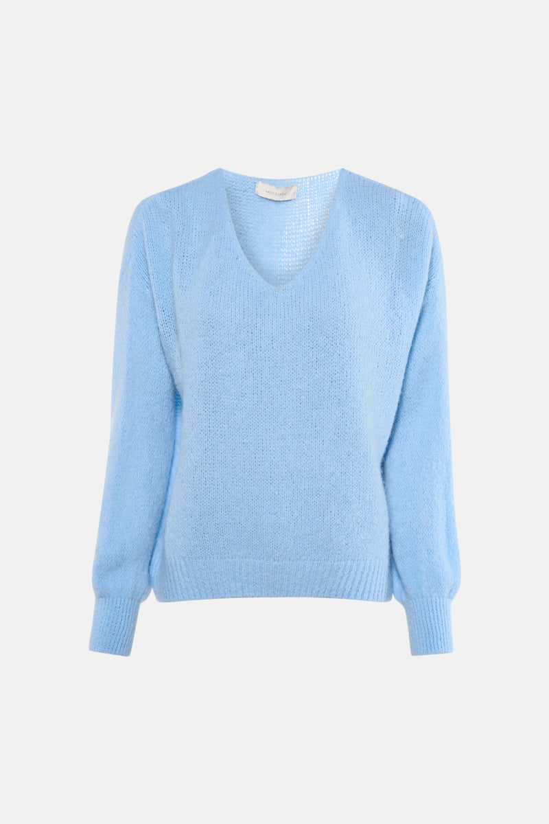 Pull à col en V bleu d'AMELIE ET AMELIE, en maille duveteuse, avec une encolure dégagée et des manches longues.
