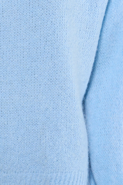 Pull à col en V bleu d'AMELIE ET AMELIE en maille douce et duveteuse.