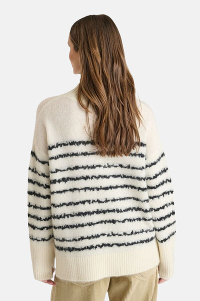 Pull beige rayé de Le Temps des Cerises, avec des rayures horizontales noires sur fond crème.