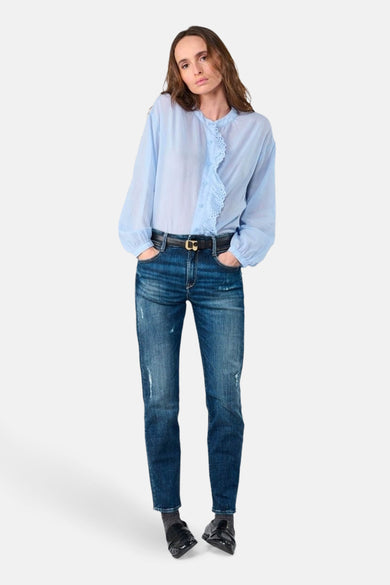 Blauwe blouse met lange mouwen van Le Temps des Cerises, met kanten details.