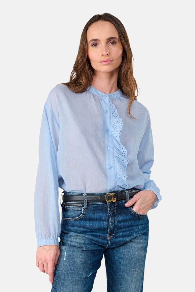 Blauwe blouse met lange mouwen van Le Temps des Cerises, gedragen met een blauwe spijkerbroek en een zwarte riem, achtergezicht.
