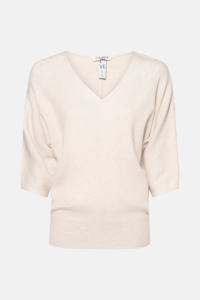 Beige V-hals trui van ZABAIONE, in fijne ribgebreide stof, driekwartmouwen en een rechte pasvorm.
