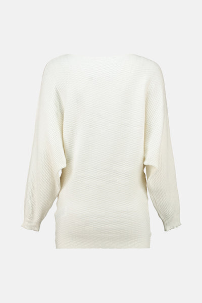 Pull à col rond blanc de ZABAIONE, avec une texture gaufrée et des manches longues.