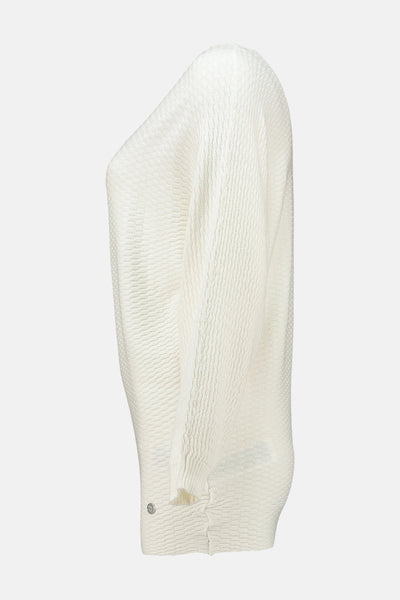 Pull à col rond blanc de Zabaione, en maille texturée gaufrée, présenté de profil.
