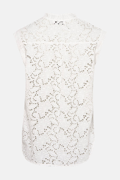 Wit kanten blouse van Le Temps des Cerises, met opengewerkt bloemenpatroon, van achteren gezien.