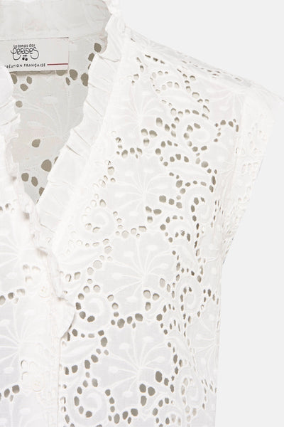 Wit kanten bloesje van Le Temps des Cerises, met broderie anglaise details en een kraag met ruches.