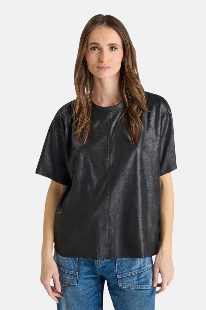 Zwart T-shirt met korte mouwen van Le Temps des Cerises, gedragen met een blauwe jeans.