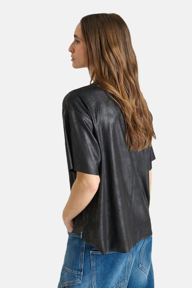 Zwart T-shirt met korte mouwen van Le Temps des Cerises, gedragen met een blauwe jeans.