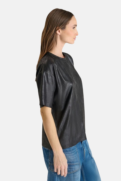 Zwart T-shirt met korte mouwen van Le Temps des Cerises, gedragen met een blauwe jeans.