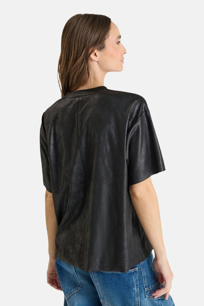 Zwart T-shirt met korte mouwen van Le Temps des Cerises, met een getextureerde uitstraling en gedragen met een spijkerbroek.