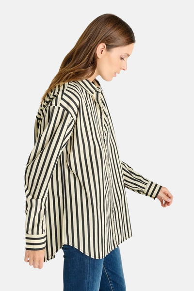 Zwart-beige gestreept overhemd met lange mouwen van Le Temps des Cerises, gedragen met een blauwe jeans, zijwaarts bekeken.
