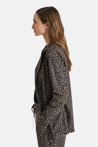 Blazer imprimé multicolore de Le Temps des Cerises, à motif léopard, porté avec un haut noir.