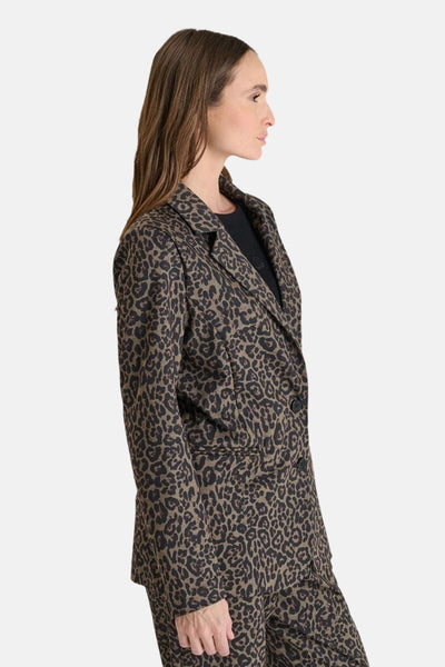 Blazer à motif léopard par Le Temps des Cerises, avec une coupe structurée, porté avec un t-shirt noir uni.
