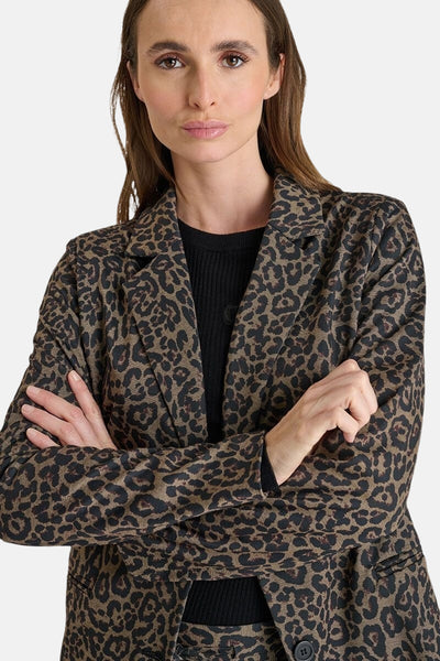 Multikleuren luipaardprint blazer van Le Temps des Cerises, gedragen met een zwarte trui.