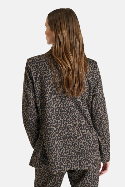 Multikleuren blazer van Le Temps des Cerises, met een luipaardprint, achterzijde.